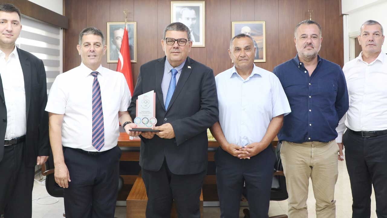 Maliye Bakanı Berova, Milli Olimpiyat Komitesi üyeleriyle görüşme sırasında oturuyor ve konuşuyor