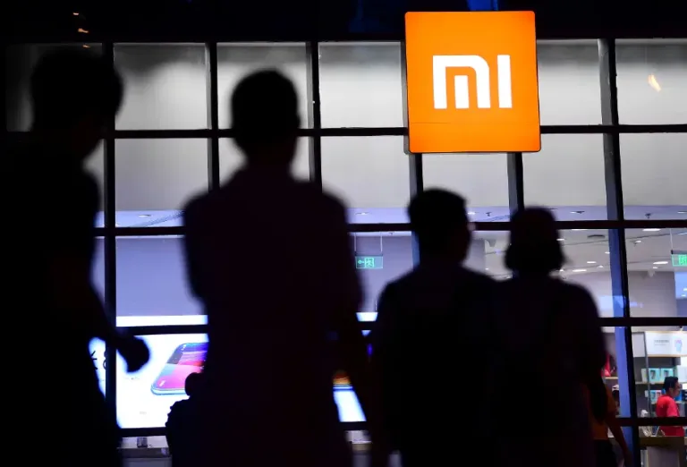 Xiaomi logosu ve katlanabilir telefon konsepti — şirketin kendi çipini geliştirmesi vurgulanıyor