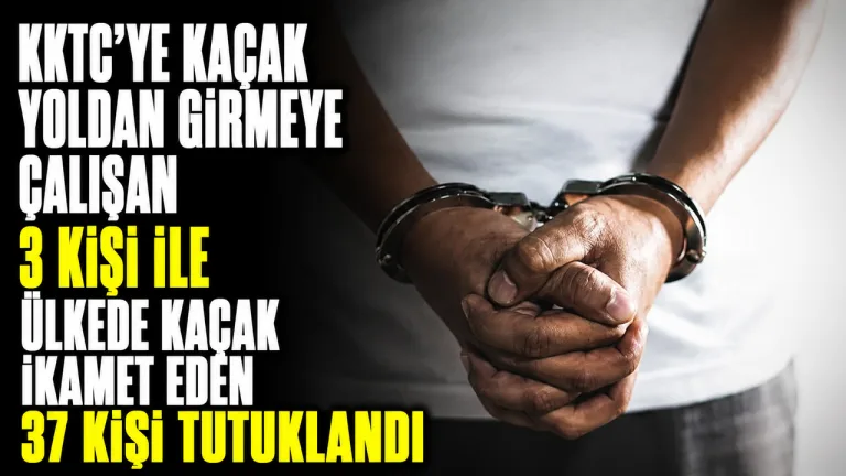 Sınırdaki güvenlik güçleriyle birlikte elleri kelepçeli ve gözaltında tutulan kişiler.