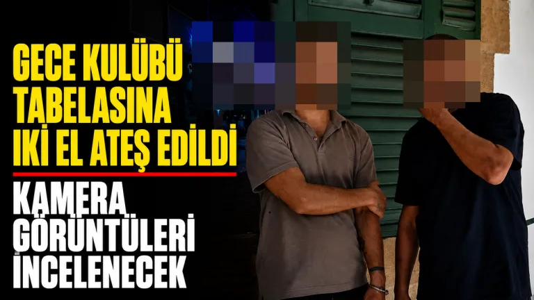 Gece kulübü girişinde üzerinde mermi delikleri olduğu görünen tabela