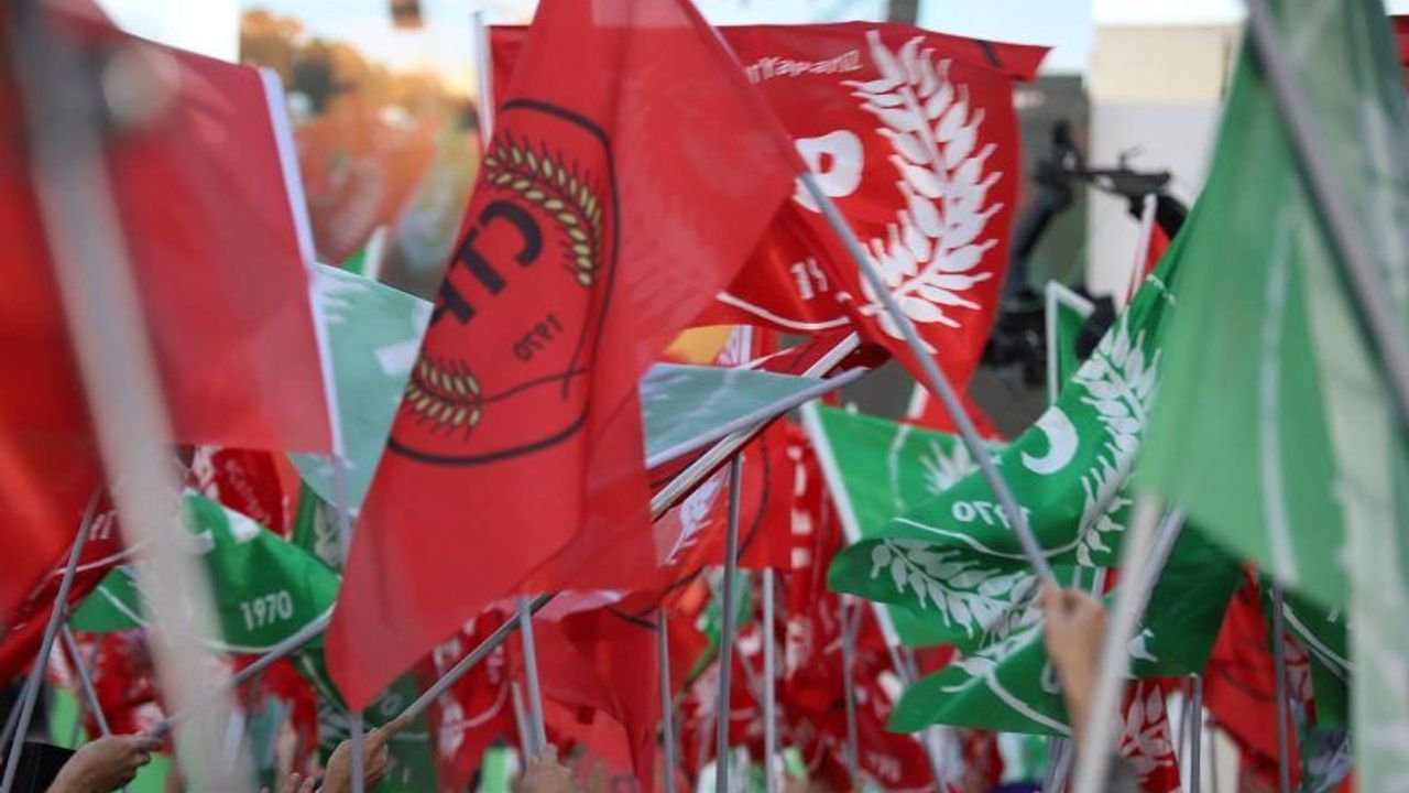 CTP yetkililerinin komite toplantısında tartışma anı