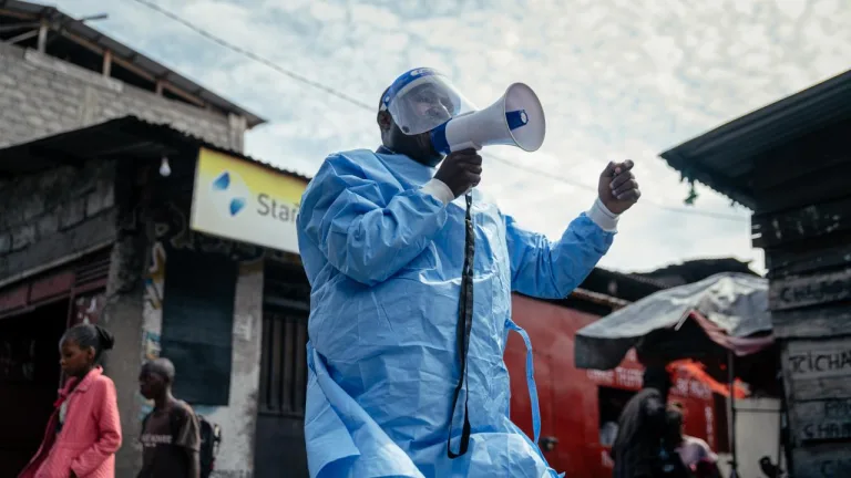 DSÖ bayrağı ve 'Ebola' yazısı görünür, salgının tarihsel ağırlığını vurgulayan görsel öğeler