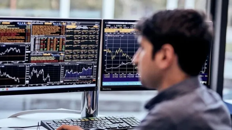 Türkiye'nin risk priminde düşüşü simgeleyen finansal grafik ve borsa göstergeleri