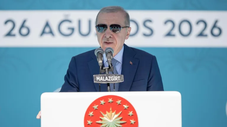 Cumhurbaşkanı Erdoğan konuşurken kürsüde mikrofonların önünde görülüyor