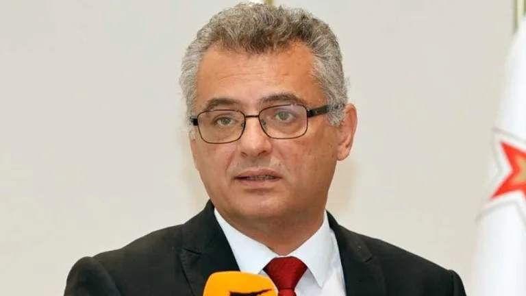 Erhürman konuşurken arama kurtarma çalışmalarının sürdüğünü vurguluyor