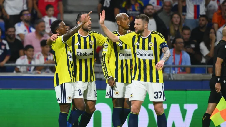 Fenerbahçe futbolcuları Şampiyonlar Ligi’nde lig aşamasına yükselmenin sevincini paylaşıyor