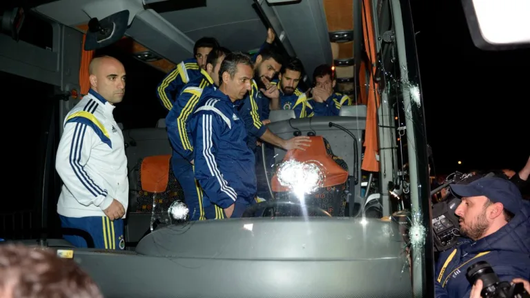 Fenerbahçe otobüsüne saldırı davasıyla ilgili sorgulama veya operasyon sürecini çağrıştıran adli işlem sahnesi