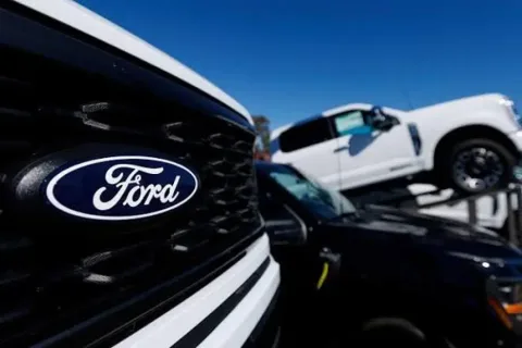 Ford otomobilinin hırsızlığa karşı tehlike anında park yerini değiştiren güvenlik özelliğini simgeleyen araç içi gösterim