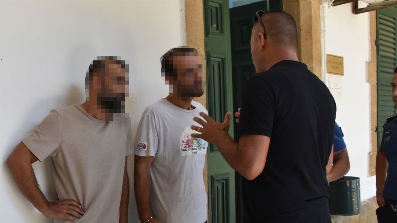 Gönyeli'de uyuşturucu soruşturmasıyla bağlantılı iki zanlının adliyeye çıkışı veya polis işlemi.