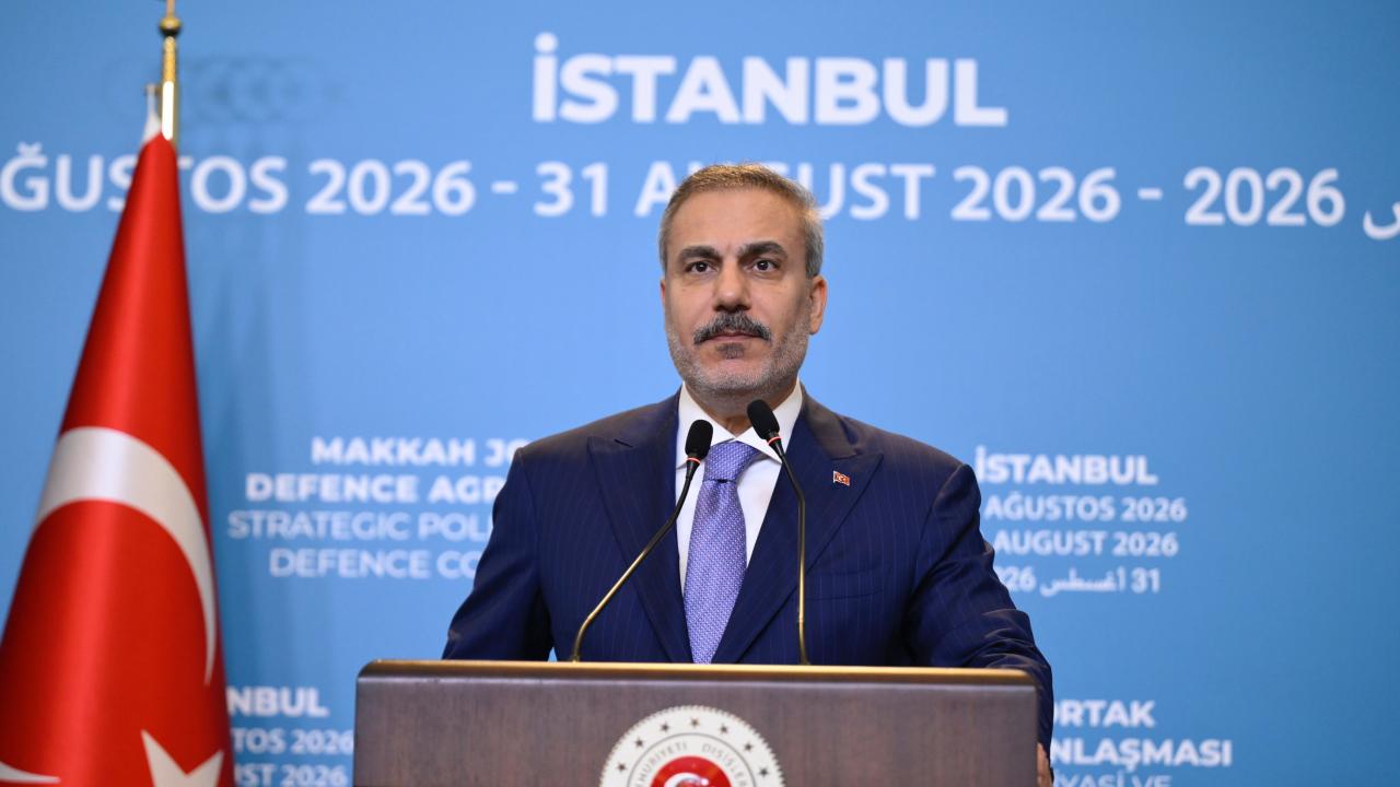 Bakan Fidan konuşma yaparken yakın plan; arka planda Türkiye bayrağı ve kürsü görünümü