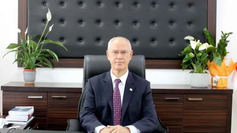 Hasipoğlu konuşurken mikrofon önünde duruyor; iki kız çocuğunun ailesine henüz ulaşılamadığı bildirildi