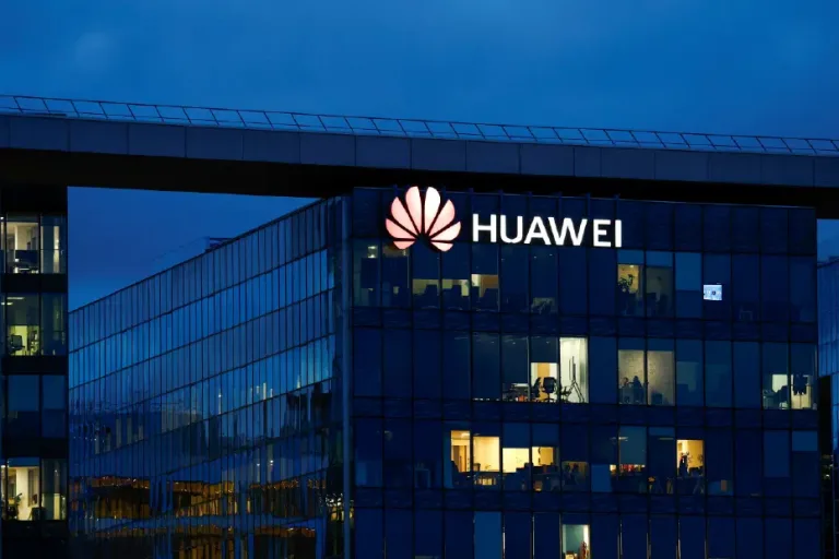Huawei logosu ve yapay zeka, ilaç sembollerini çağrıştıran grafiklerin birleşimini gösteren görsel