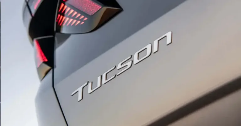 Hyundai Tucson 2027 modelinin ön ve yan hatlarını gösteren, yeniden tasarlanmış SUV görünümü.