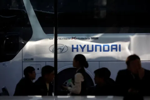 Hyundai logosu ve farklı hibrit araç modellerinin markayla birlikte sergilendiği görüntü