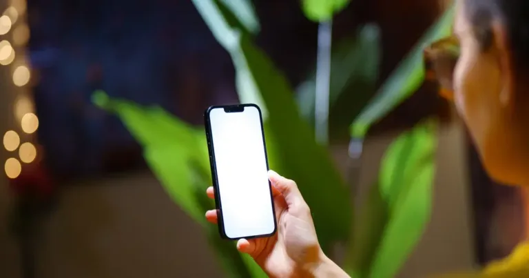 iPhone 18 yazılı pankart önünde bekleyen ve endişeli ifadeye dair bilgi yok