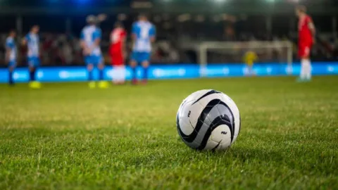 İngiltere Premier Lig logosu ve futbol sahası atmosferini çağrıştıran sezon başlangıcı teması