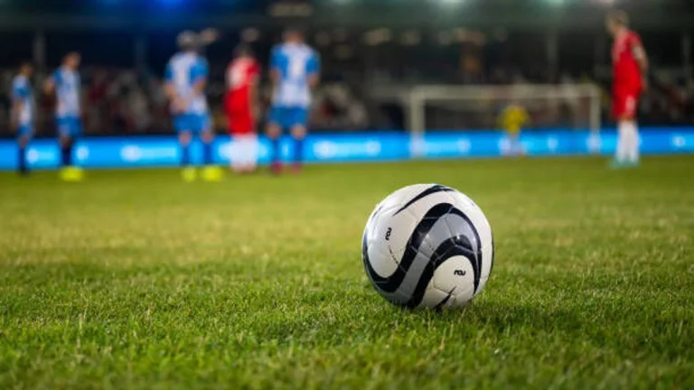 İngiltere Premier Lig logosu ve futbol sahası atmosferini çağrıştıran sezon başlangıcı teması