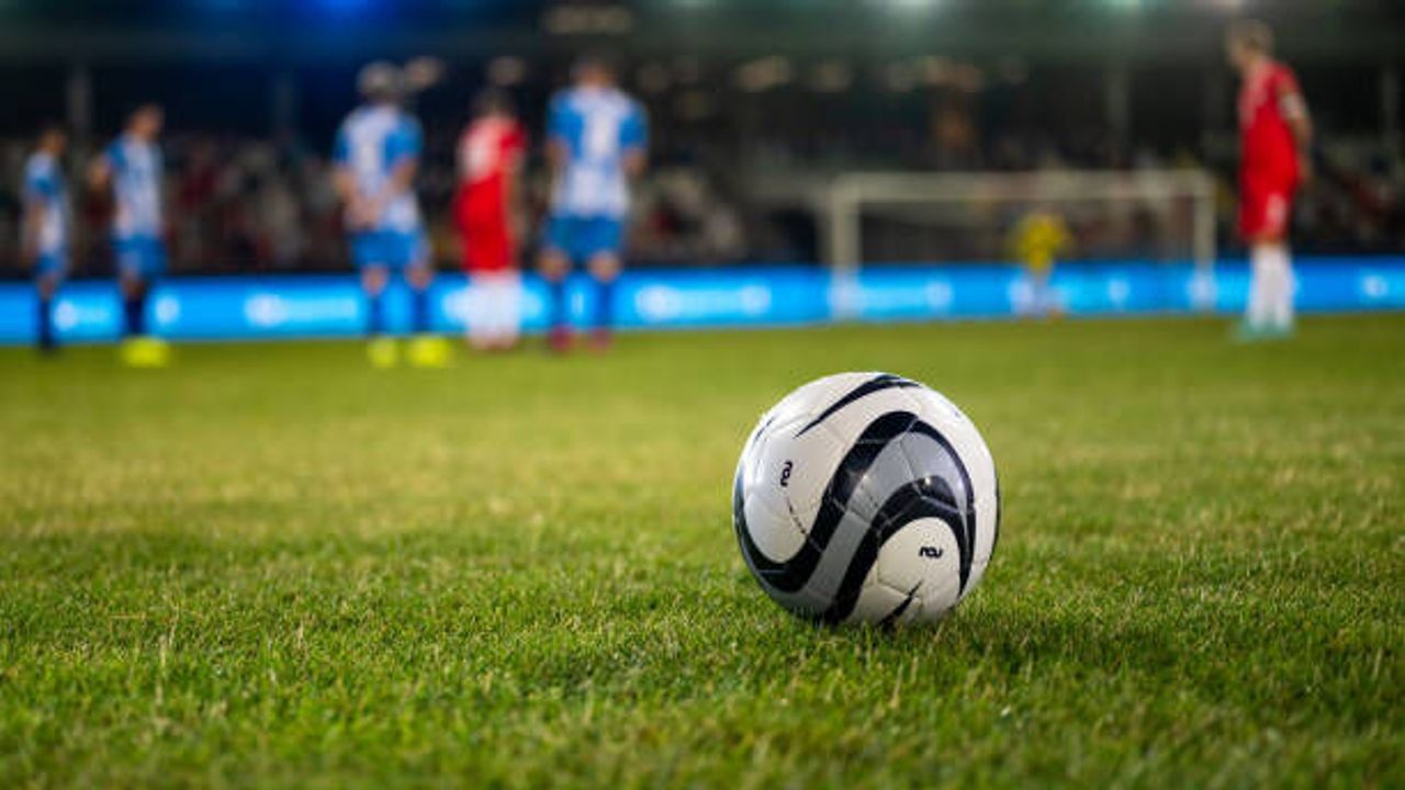 İngiltere Premier Lig logosu ve futbol sahası atmosferini çağrıştıran sezon başlangıcı teması