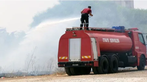 İtfaiye araçları ve itfaiyeciler müdahale halinde, duman ve su hortumlarıyla çalışma sürüyor