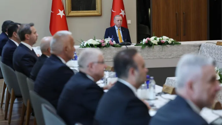 Cumhurbaşkanlığı Kabinesi toplantısı için Ahlat’a giden yetkililer ve araç konvoyu