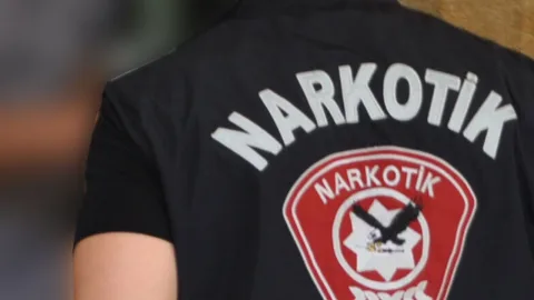 İskele'de düzenlenen uyuşturucu operasyonuna ilişkin adliye çıkışı veya soruşturma sürecini çağrıştıran bir sahne