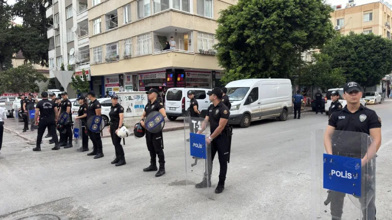 Kuytulcular yapılanmasına yönelik operasyonda gözaltına alınan şüphelilerin polis aracına götürülmesi
