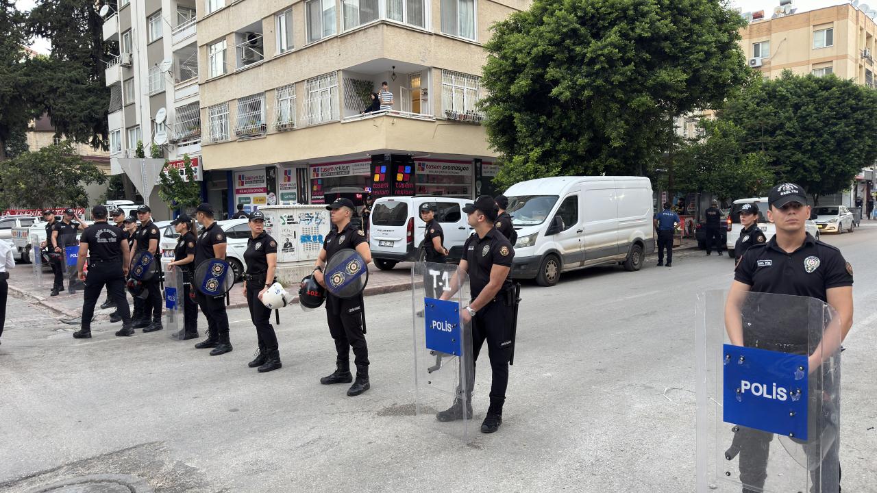 Kuytulcular yapılanmasına yönelik operasyonda gözaltına alınan şüphelilerin polis aracına götürülmesi