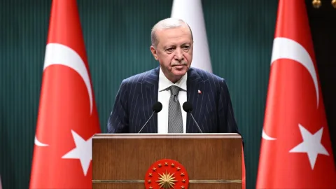 Cumhurbaşkanı Erdoğan konuşma yaparken salon arka planında bilim ve teknoloji vurgulu görseller