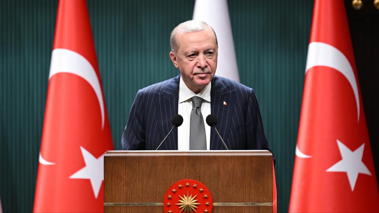 Cumhurbaşkanı Erdoğan konuşma yaparken salon arka planında bilim ve teknoloji vurgulu görseller