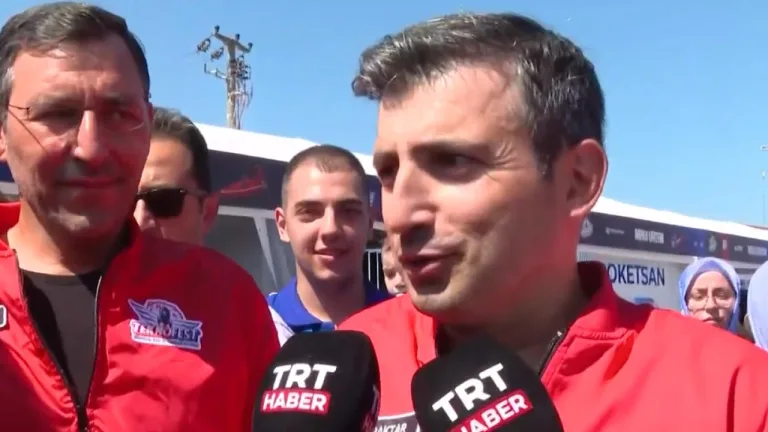 Selçuk Bayraktar, sahnede TEKNOFEST çağrısı yaparken konuşuyor