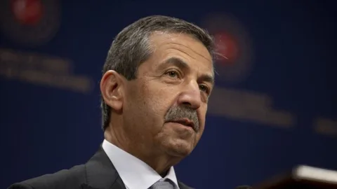 Ertuğruloğlu ve Erdoğan açıklama yaparken birlikte görülüyor