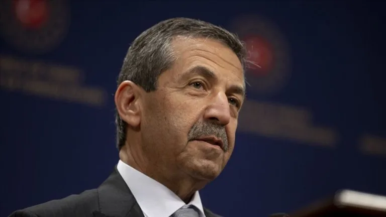 Ertuğruloğlu ve Erdoğan açıklama yaparken birlikte görülüyor