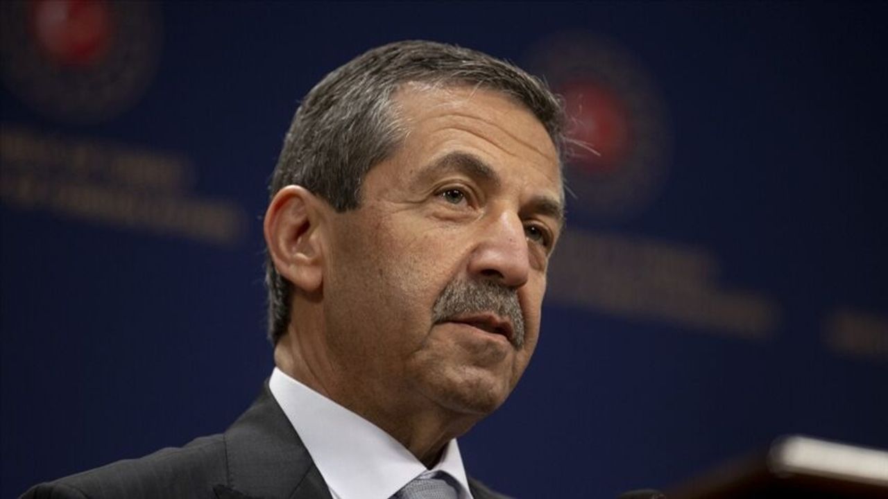 Ertuğruloğlu ve Erdoğan açıklama yaparken birlikte görülüyor