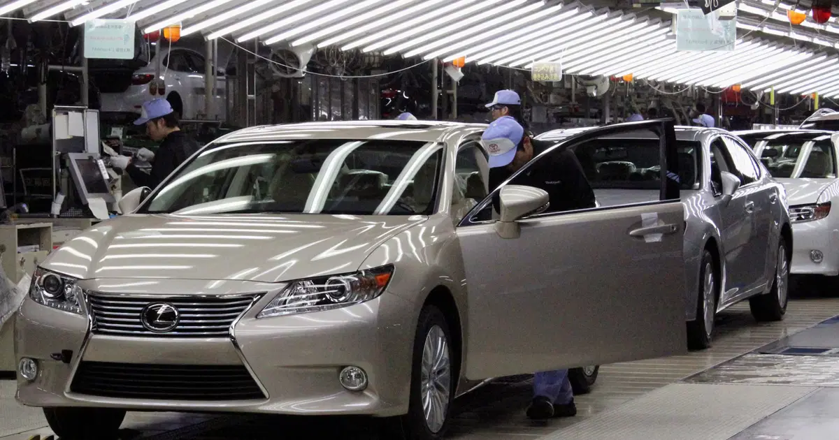 Toyota ve Lexus araçların 12 volt akü arızası nedeniyle araç içinde kaldığına dair haber görseli
