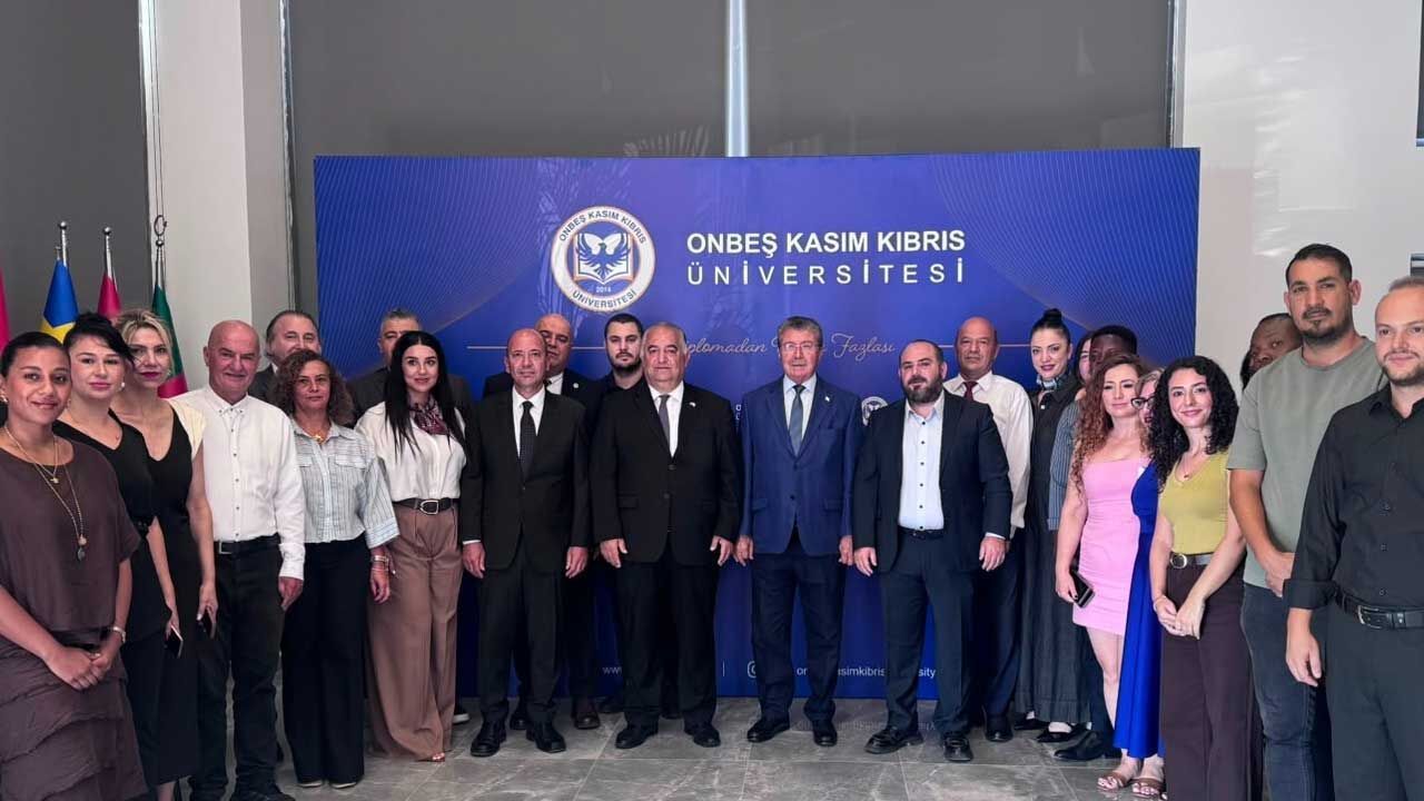 Başbakan Ünal Üstel, Onbeş Kasım Kıbrıs Üniversitesi ziyareti sırasında resmi bir ortamda yürürken