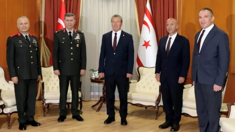 Ünal Üstel, KTBK ve GKK yeni komutanlarıyla görüşürken, resmi ortamda el sıkışma veya sohbet anı