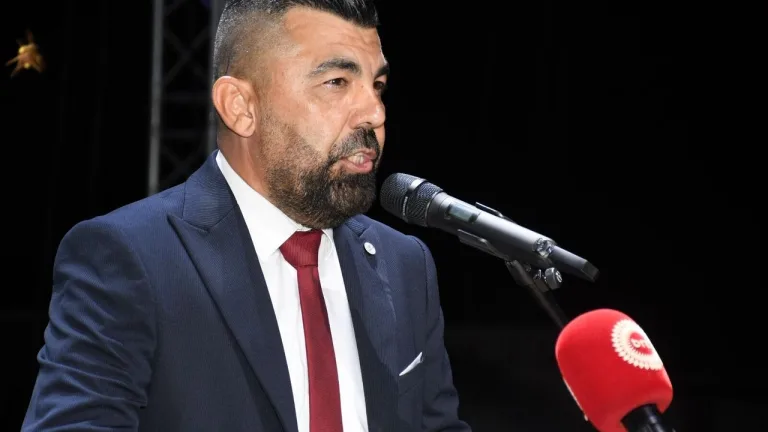 Kasım kitabının kapağı ve '30 Ağustos' vurgusu, bağımsızlık ve özgürlük temasını yansıtıyor