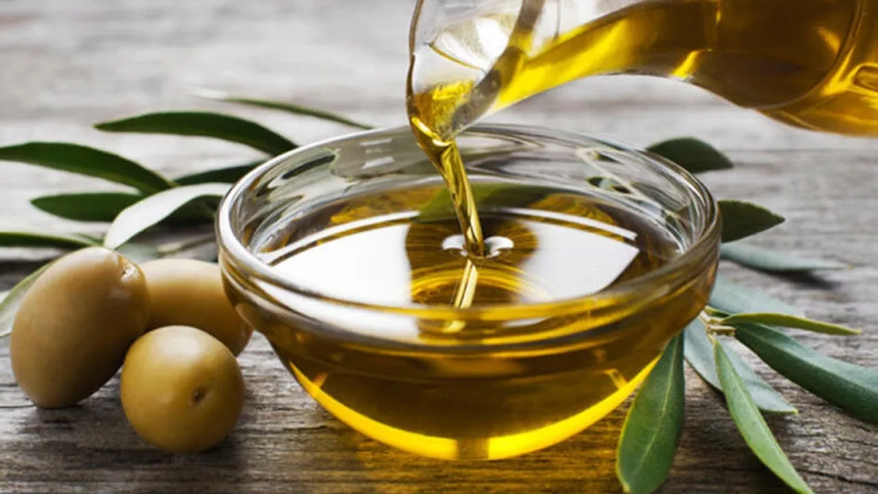 Zeytinyağı şişeleri ve ürün etiketlerine odaklanmış düzenlenmiş raf görüntüsü