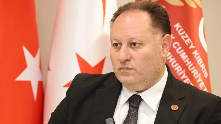 Öztürkler, Barcelona kampıyla ilgili açıklama yaparken konuşuyor