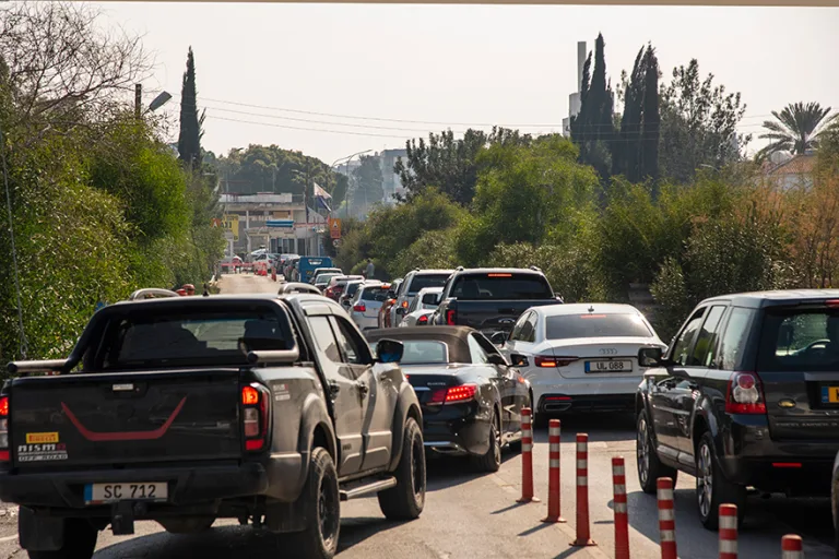 Kuzey Kıbrıs ile güney arasındaki geçiş noktasında uygulanan Photo Radar List projesine ilişkin bilgi panosu veya giriş tabelası
