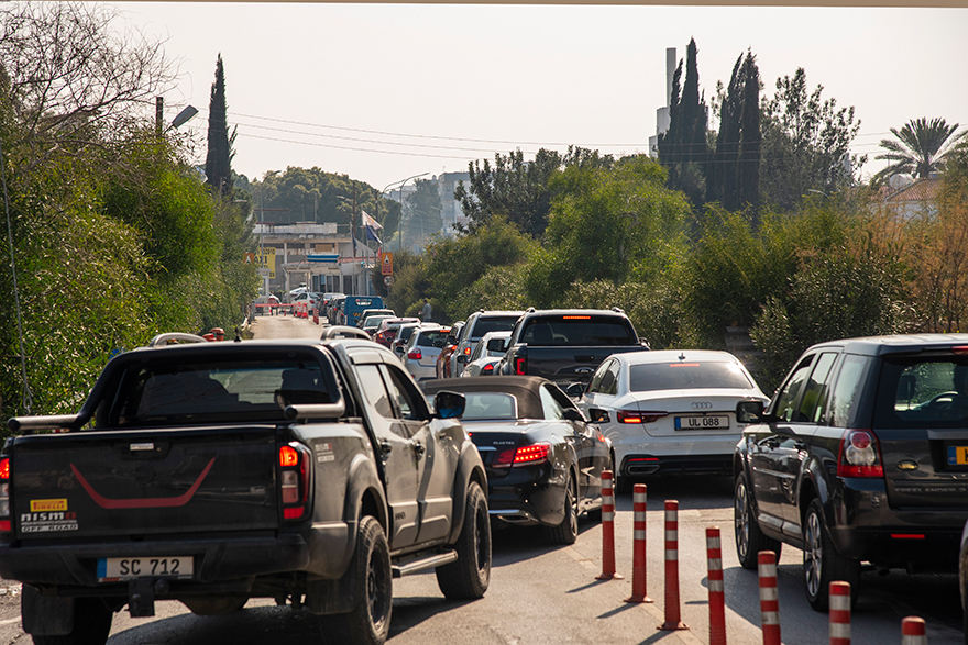 Kuzey Kıbrıs ile güney arasındaki geçiş noktasında uygulanan Photo Radar List projesine ilişkin bilgi panosu veya giriş tabelası