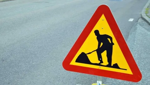 Çayırova-Pamuklu Anayolu'nda trafik akışını durduran polis ekipleri uyarı yapıyor