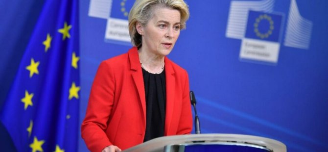 Von der Leyen konuşurken kürsü arkasında resmi etkinlik ortamı