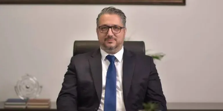 Murat Şenkul konuşurken ciddi bir ifade takınıyor