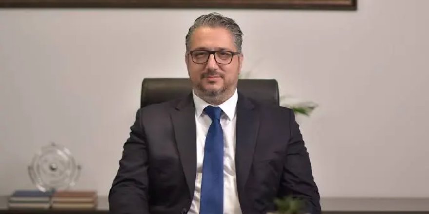 Murat Şenkul konuşurken ciddi bir ifade takınıyor