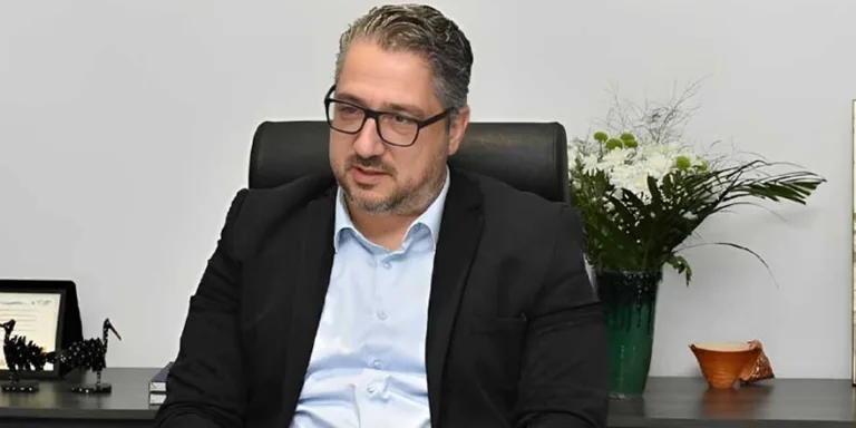 Murat Şenkul mikrofon önünde konuşuyor