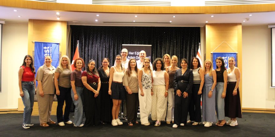 Creditwest Bank logosu ve toplantı ortamında bilgisayarlar ile iş yönetimi programına ilişkin belge veya sunum