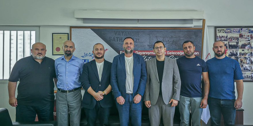 Çeler konuşma yaparken mikrofon ve konuşma kürsüsü önünde duruyor