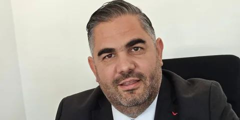 Rahvancıoğlu konuşurken mikrofonlara bakıyor; CTP’li belediyelerin mali disipline vurgu yapılıyor
