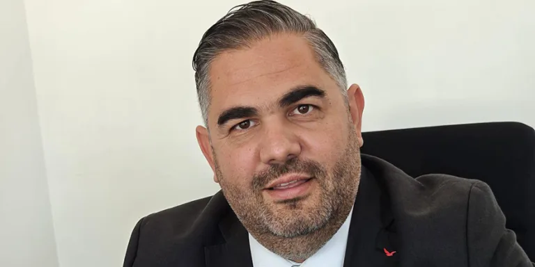 Rahvancıoğlu konuşurken mikrofonlara bakıyor; CTP’li belediyelerin mali disipline vurgu yapılıyor